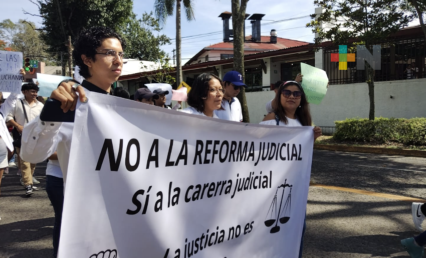 Marchan trabajadores del Poder Judicial de la Federación en Boca del Río y Xalapa